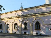 Trg J.J.Strossmayera 1, Zgrada današnje galerije građena je na prijelazu 19. u 20. stoljeće s jakim utjecajem stilskih oblika arhitekture neoklasicizma  Zgrada današnje galerije građena je na prijelazu 19. u 20. stoljeće s jakim utjecajem stilskih oblika arhitekture neoklasicizma. U njoj se tijekom vremena, između ostaloga, nalazilo vatrogasno spremište. U preuređenom prostoru zgrade, 27. lipnja 1987. otvorena je Galerija Krsto Hegedušić koja djeluje i danas.